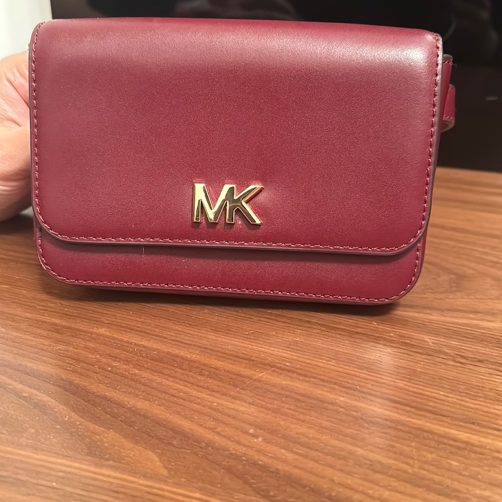 MICHAEL KORS PASSPORT BAG